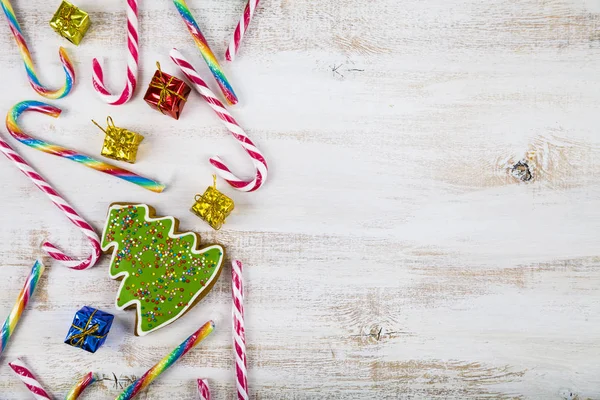 Pan de jengibre y bastones de caramelo sobre fondo de madera. Navidad s — Foto de Stock