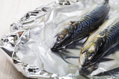 Folyo ham uskumru kapatın. Taze balık hazırlanması.