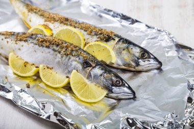 Folyo ham uskumru kapatın. Taze balık hazırlanması.