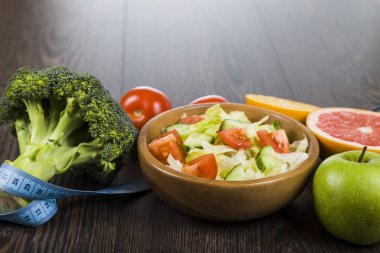 Gıda diyet ve koyu ahşap bir masa kasette ölçme için. Kavramı