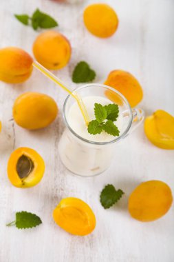 Güler yüzlü veya ahşap bir masa üzerinde yaban mersini ile yoğurt. Lezzetli