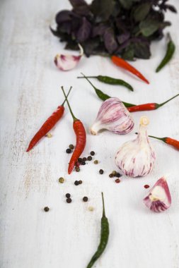 Sebze ve ahşap bir masa içinde baharatlar. Otlar ve baharatlar co için