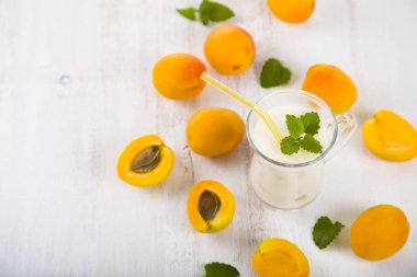 Güler yüzlü veya ahşap bir masa üzerinde yaban mersini ile yoğurt. Lezzetli