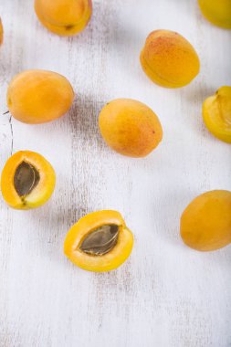 Ahşap masa lambası yakın çekim üzerinde olgun sarı kayısı.