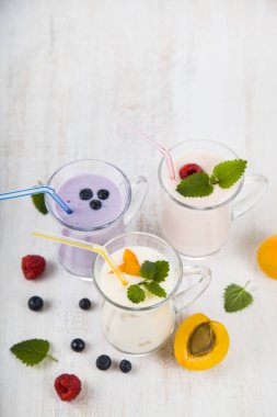 Smoothies veya taze çilek ile yoğurt. Raspberr ile milkshakes