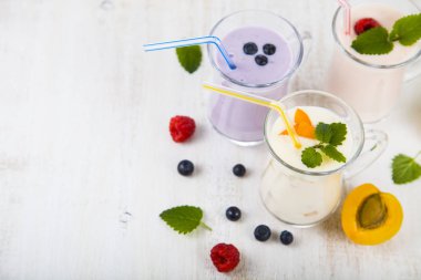 Smoothies veya taze çilek ile yoğurt. Raspberr ile milkshakes