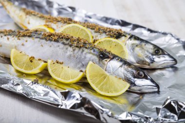 Folyo ham uskumru kapatın. Taze balık hazırlanması.