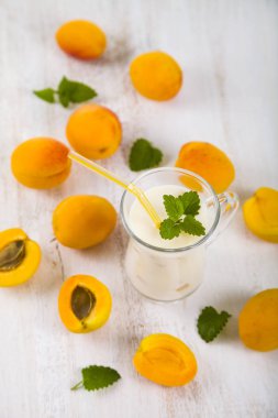 Güler yüzlü veya ahşap bir masa üzerinde yaban mersini ile yoğurt. Lezzetli