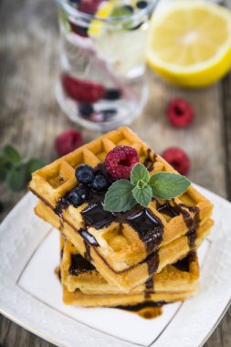 Ahududu, yaban mersini ve nane, Belçika waffle kaplı 