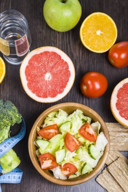 Diyet ve koyu ahşap bir masa kasette ölçme için gıda.  