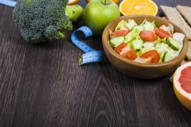 Diyet ve koyu ahşap bir masa kasette ölçme için gıda.  