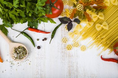 Pişmemiş makarna ve baharat ahşap tablo. 