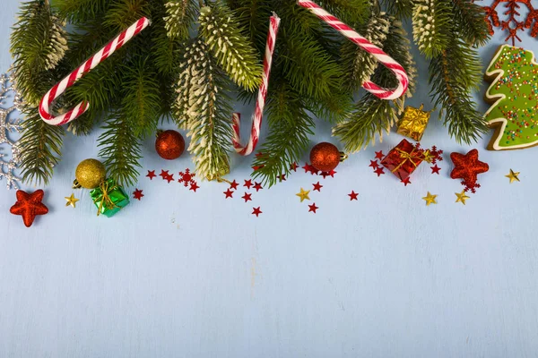 Schneeflocken, Bonbons, Geschenke und Tannenzweige auf einem Holztisch. ch — Stockfoto