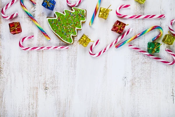 Peperkoek en candy canes op een houten achtergrond. Kerst s — Stockfoto