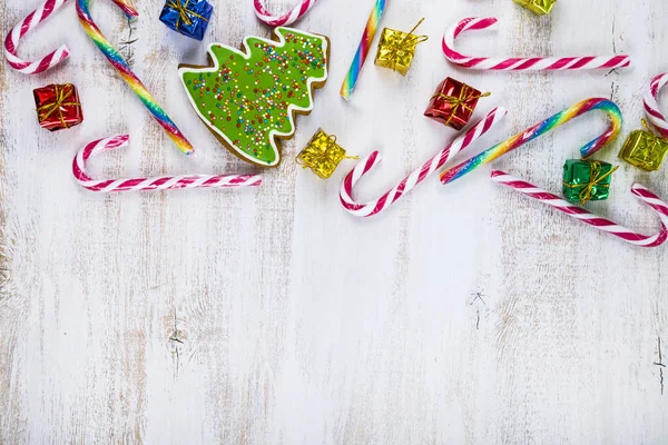 Pan de jengibre y bastones de caramelo sobre fondo de madera. Navidad s —  Fotos de Stock