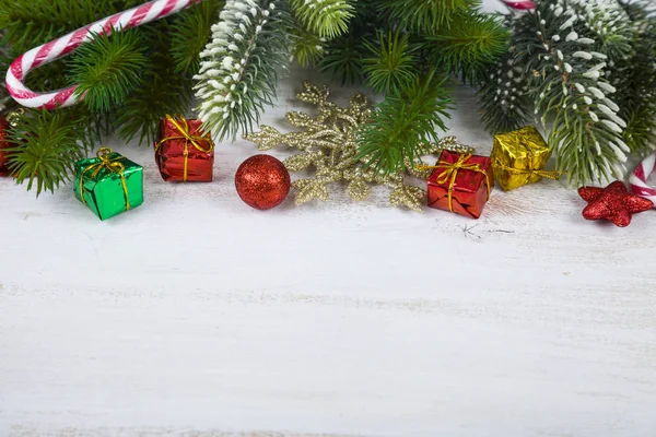 Weihnachtsdekoration, Geschenke und Tannenzweige auf einem Holztisch. — Stockfoto