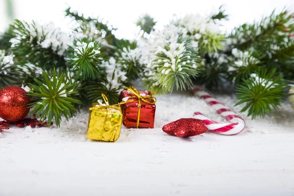 クリスマスの装飾、ギフト、木製のテーブルの上のモミの枝. — ストック写真