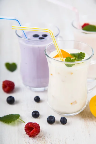 Smoothies oder Joghurt mit frischen Beeren. Milchshakes mit Himbeere — Stockfoto