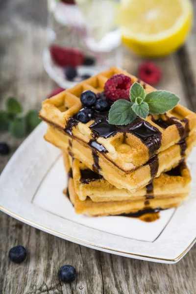 Ahududu, yaban mersini ve nane, Belçika waffle kaplı 