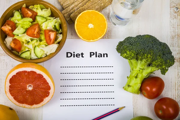 Food and sheet of paper with a diet plan on a  wooden table. — Stock Photo, Image