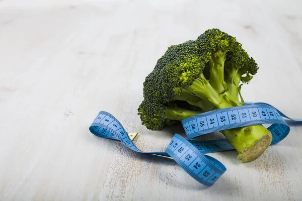 Broccoli e metro su un tavolo primo piano . — Foto Stock