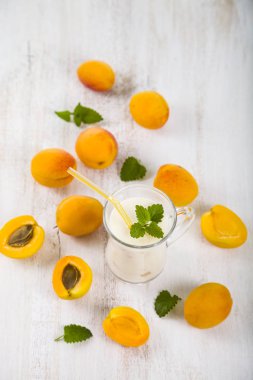 Güler yüzlü veya ahşap bir masa üzerinde yaban mersini ile yoğurt. Lezzetli