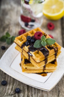 Ahududu, yaban mersini ve nane, Belçika waffle kaplı 
