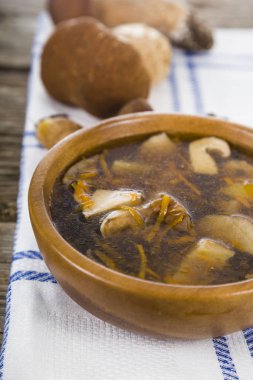 Ahşap bir masa üzerinde yabani mantar çorbası