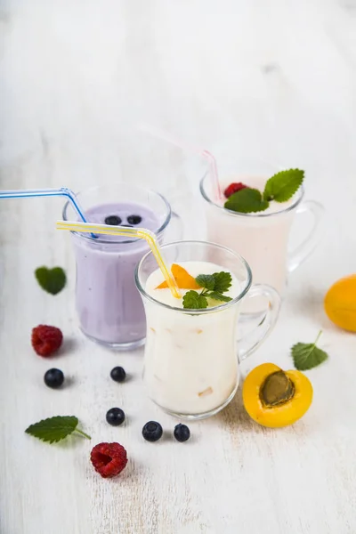 Смузі або йогурт зі свіжими ягодами. Молочні коктейлі з малиною — стокове фото