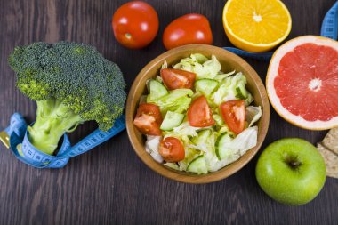 Diyet ve koyu ahşap bir masa kasette ölçme için gıda. 