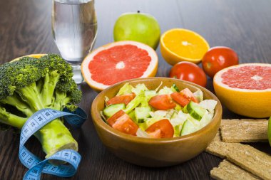 Diyet ve koyu ahşap bir masa kasette ölçme için gıda. 