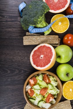 Diyet ve koyu ahşap bir masa kasette ölçme için gıda. 