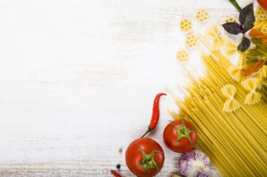 Pişmemiş makarna ve baharat ahşap tablo. 