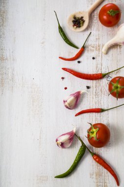 Sebze ve ahşap bir masa içinde baharatlar