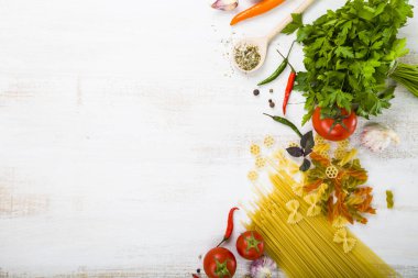 Pişmemiş makarna ve baharat ahşap tablo. 