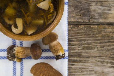 Ahşap bir masa üzerinde yabani mantar çorbası