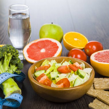 Diyet ve koyu ahşap bir masa kasette ölçme için gıda. 