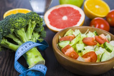 Diyet ve koyu ahşap bir masa kasette ölçme için gıda.