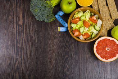 Diyet ve koyu ahşap bir masa kasette ölçme için gıda. 