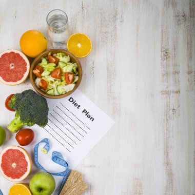 Gıda ve Kağıt ahşap bir masa üzerinde bir diyet planı ile. Con