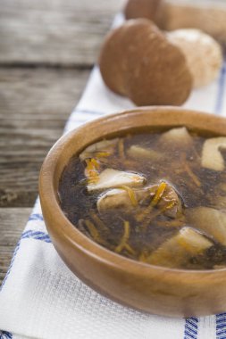 Ahşap bir masa üzerinde yabani mantar çorbası