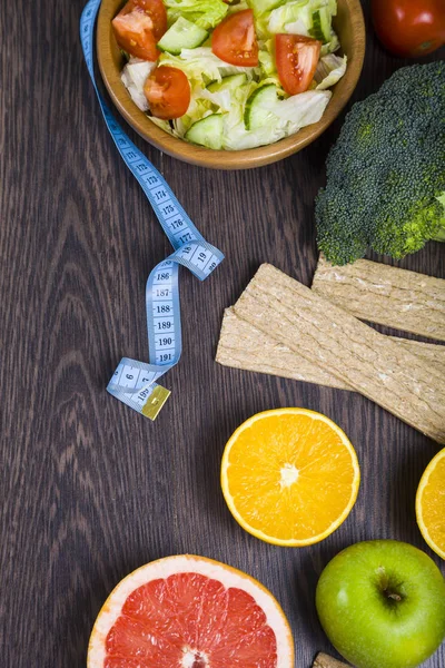 Diyet ve koyu ahşap bir masa kasette ölçme için gıda. 