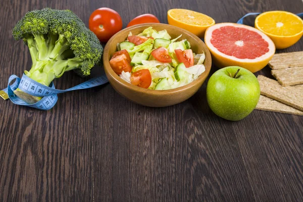 Diyet ve koyu ahşap bir masa kasette ölçme için gıda. 