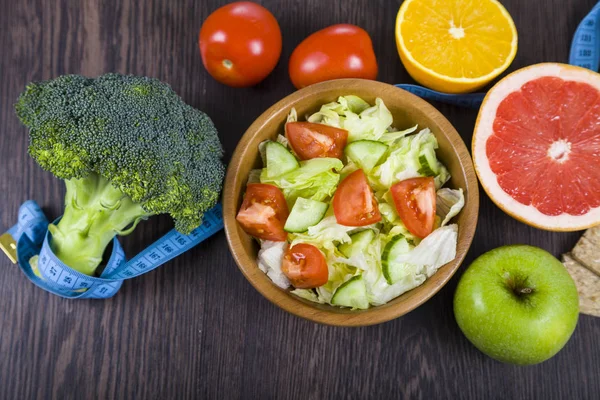 Diyet ve koyu ahşap bir masa kasette ölçme için gıda. 