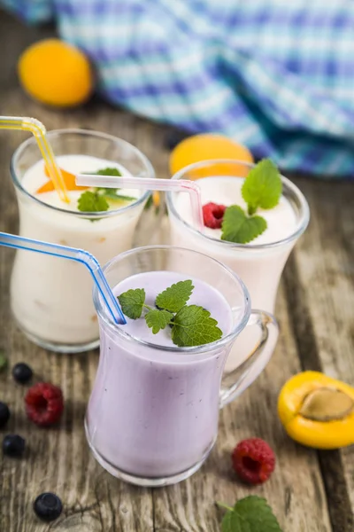 Milkshakes with raspberries, blueberries, apricots and mint lea — Stock Photo, Image