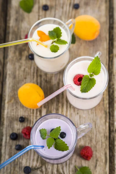 Milkshakes com framboesas, mirtilos, damascos e lea de hortelã — Fotografia de Stock