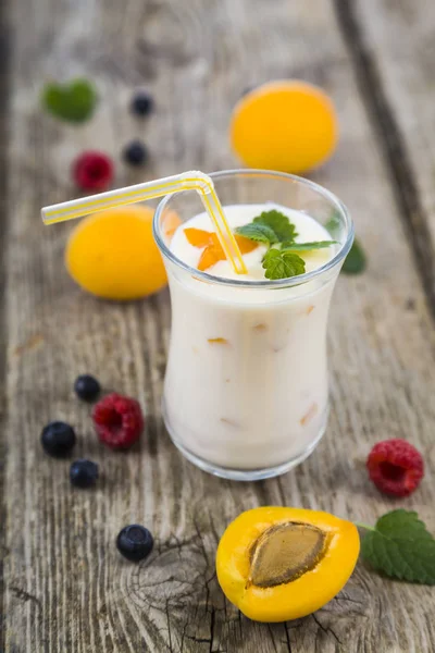 Milchshakes mit Himbeeren, Blaubeeren, Aprikosen und Minze — Stockfoto