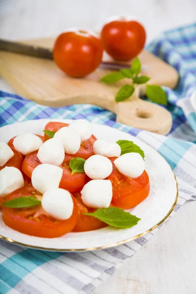 Salada Caprese em uma mesa de madeira — Fotografia de Stock