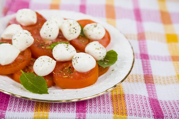 Caprese-Salat auf einem Holztisch — Stockfoto