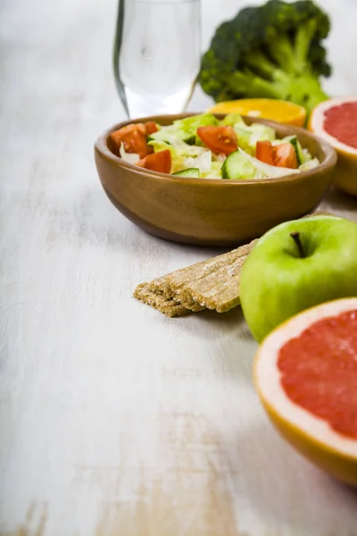 Nourriture pour le régime sur une table en bois . — Photo